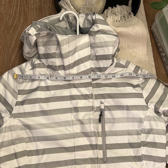 Mountain Hardware ski jacket - Picture 8 of 10